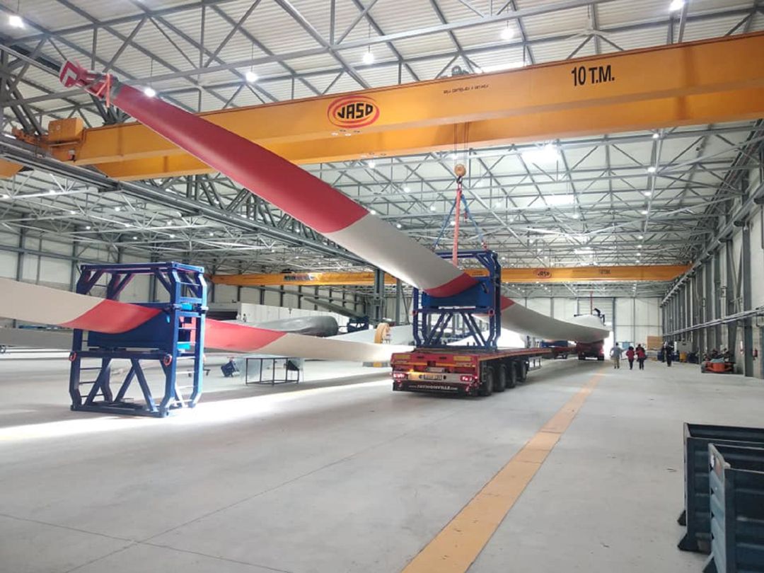 Pala de aerogenerador de 65 metros en el interior de la fabrica de Ferreira. Pala de aerogenerador de 65 metros en el interior de la fabrica de Ferreira.