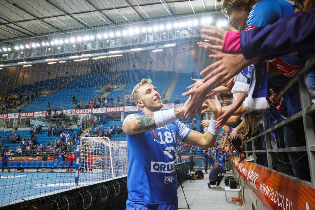 Piechowski saluda a los aficionados del Wisla Plock Piechowski saluda a los aficionados del Wisla Plock