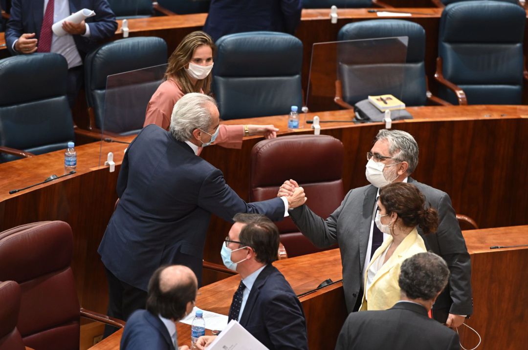 El consejero de Sanidad de la Comunidad de Madrid, Enrique Ruiz Escudero (i), recibe una ovación tras la votación del pleno que la Asamblea este jueves. El consejero de Sanidad de la Comunidad de Madrid, Enrique Ruiz Escudero (i), recibe una ovación tras la votación del pleno que la Asamblea este jueves.