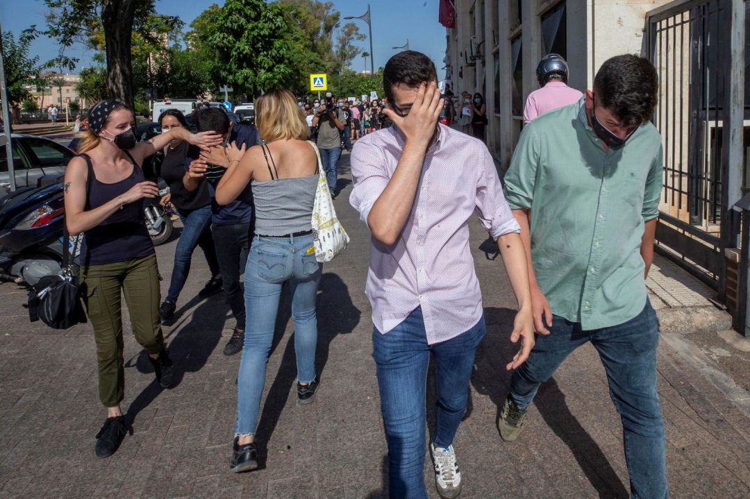 Los tres jóvenes que van a ser juzgados en la Audiencia Provincial de Murcia por los desórdenes públicos y daños en las protestas vecinales de octubre de 2017 en Santiago el Mayor Los tres jóvenes que van a ser juzgados en la Audiencia Provincial de Murcia por los desórdenes públicos y daños en las protestas vecinales de octubre de 2017 en Santiago el Mayor