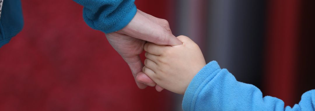 Un niño camina de la mano Un niño camina de la mano