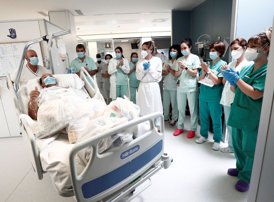 Antonio, paciente de 37 años y afectado por el COVID-19 se despide mientras le aplauden los efectivos sanitarios de la UCI del Complejo Hospitalario de Navarra donde ha estado desde el pasado 23 de marzo, fecha en la que ingresó Antonio, paciente de 37 años y afectado por el COVID-19 se despide mientras le aplauden los efectivos sanitarios de la UCI del Complejo Hospitalario de Navarra donde ha estado desde el pasado 23 de marzo, fecha en la que ingresó