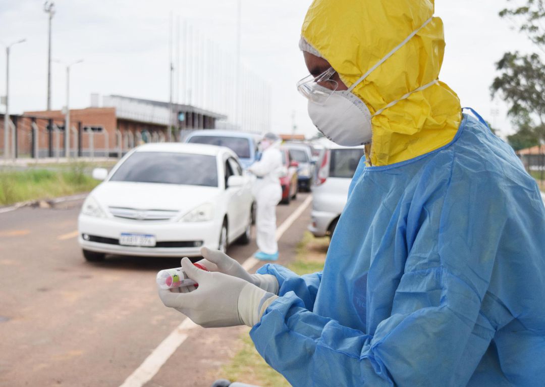 Una sanitaria, con una prueba de coronavirus. Una sanitaria, con una prueba de coronavirus.