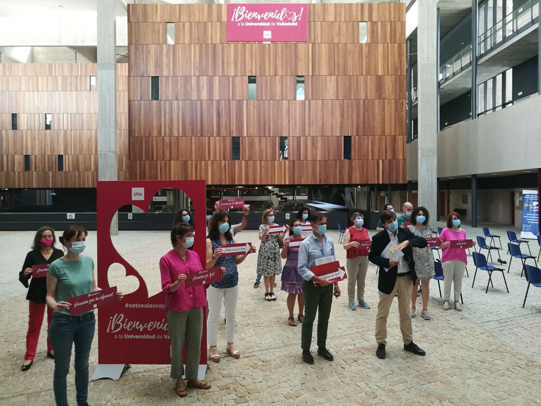 El equipo del campus muestra algunas de las frases de apoyo a los estudiantes en la campaña de bienvenida para realozar la EBAU El equipo del campus muestra algunas de las frases de apoyo a los estudiantes en la campaña de bienvenida para realozar la EBAU