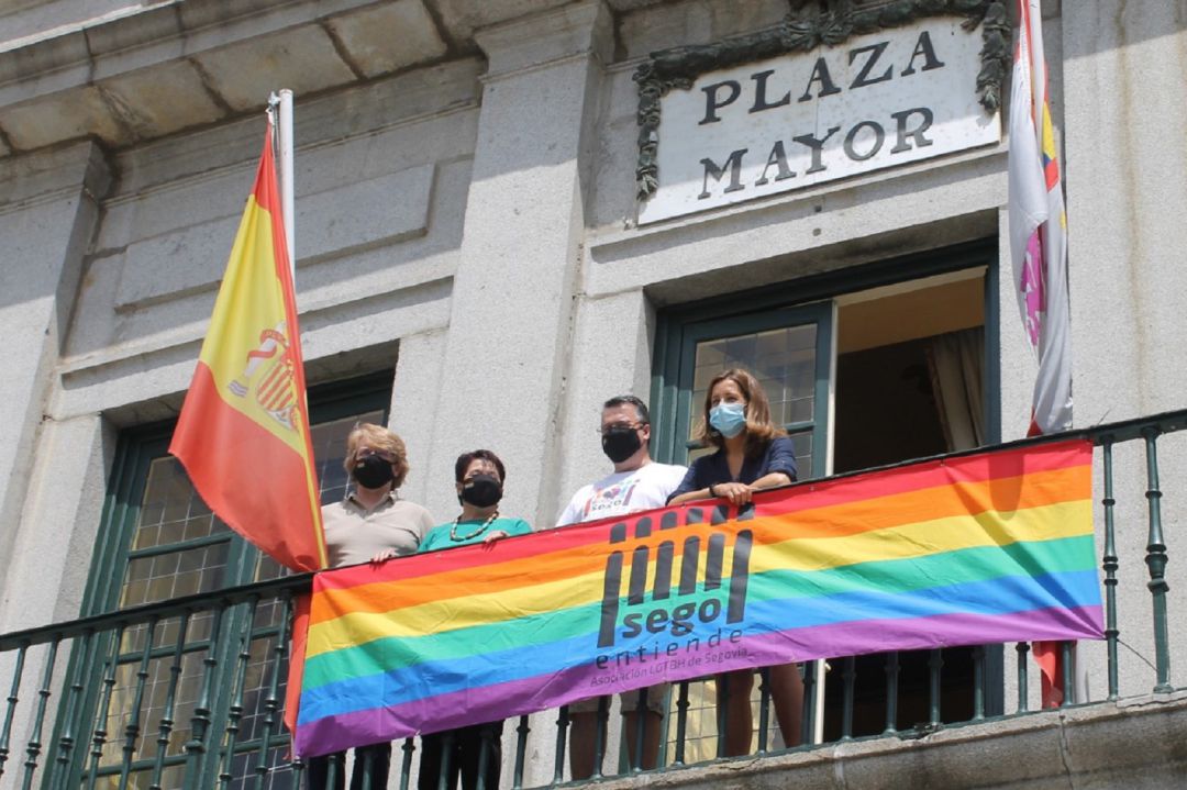 Bandera colocada en el Ayuntamiento de Segovia Bandera colocada en el Ayuntamiento de Segovia