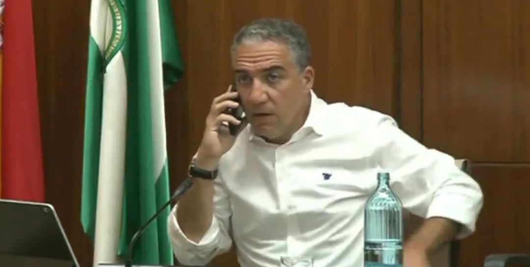 Elías Bendodo hace uso del móvil durante la pregunta del grupo Adelante Andalucía Elías Bendodo hace uso del móvil durante la pregunta del grupo Adelante Andalucía
