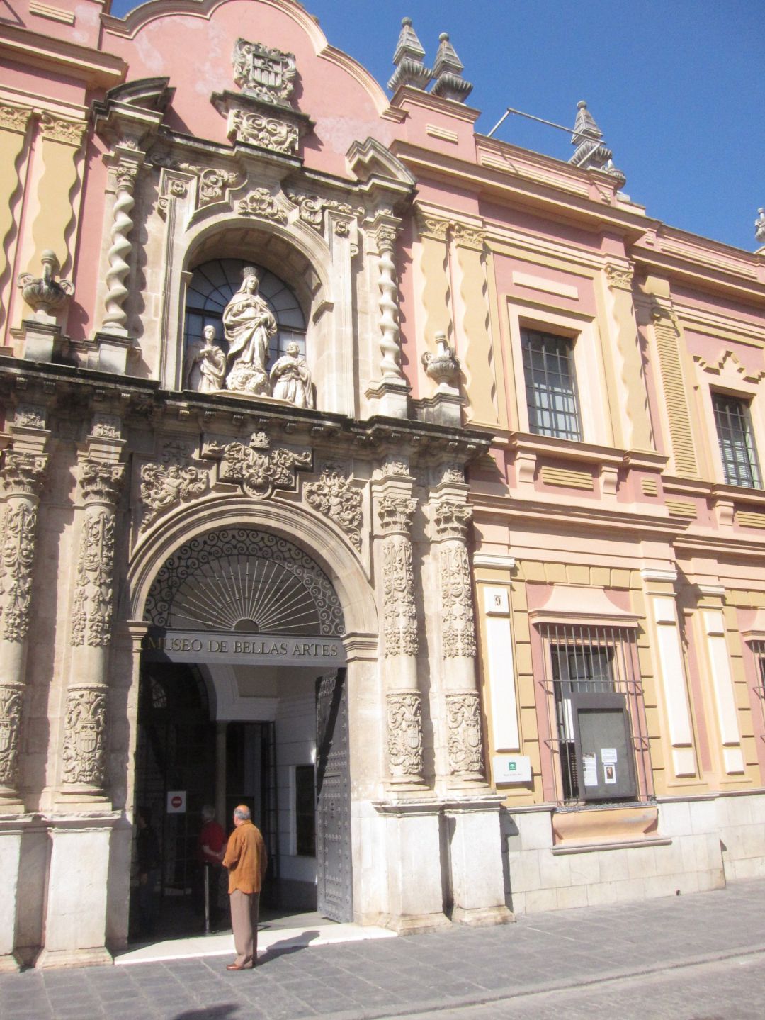 Fachada del Museo de Bellas Artes de Sevilla, foto de archivo Fachada del Museo de Bellas Artes de Sevilla, foto de archivo