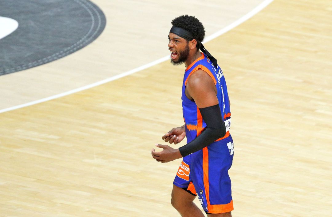 GRAFCVA6332. VALENCIA, El escolta estadounidense de Valencia Basket, Jordan Loyd, celebra una canasta durante el segundo partido de la quinta jornada del grupo B de la fase final de la Liga Endesa que han disputado ante Herbalife Gran Canaria en el pabellón de la Fuente de San Luis de Valéncia. EFE, Manuel Bruque GRAFCVA6332. VALENCIA, El escolta estadounidense de Valencia Basket, Jordan Loyd, celebra una canasta durante el segundo partido de la quinta jornada del grupo B de la fase final de la Liga Endesa que han disputado ante Herbalife Gran Canaria en el pabellón de la Fuente de San Luis de Valéncia. EFE, Manuel Bruque