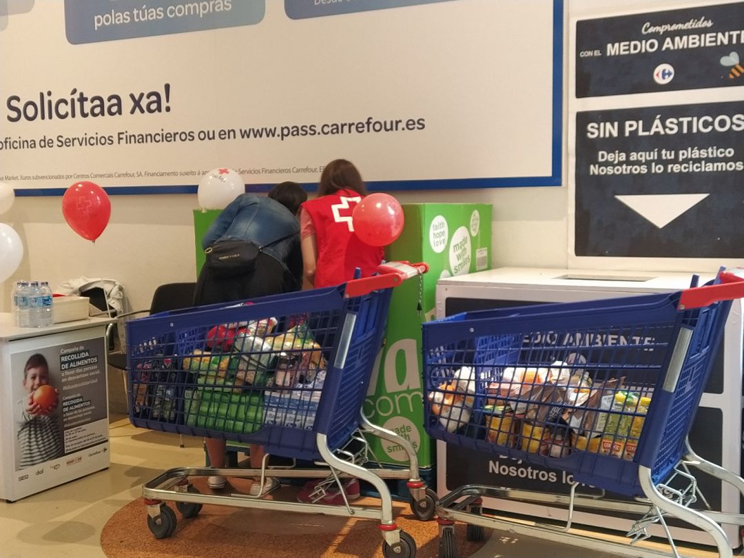 Voluntarias de Cruz Roja Vigo en el Centro Comercial Travesía Voluntarias de Cruz Roja Vigo en el Centro Comercial Travesía