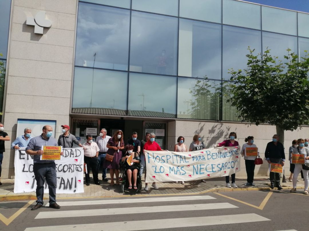 Concentración ante el centro de salud Benavente Norte Concentración ante el centro de salud Benavente Norte