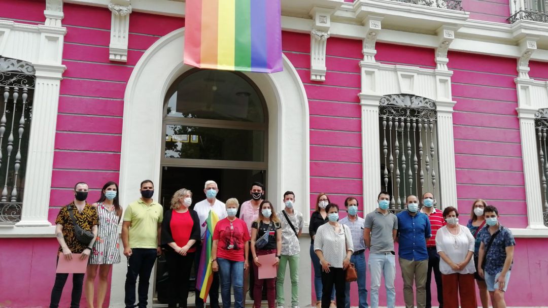 Asistentes a la lectura del manifiesto y miembros de la corporación posan ante el museo Cristina García Rodero bajo la bandera arcoiris Asistentes a la lectura del manifiesto y miembros de la corporación posan ante el museo Cristina García Rodero bajo la bandera arcoiris
