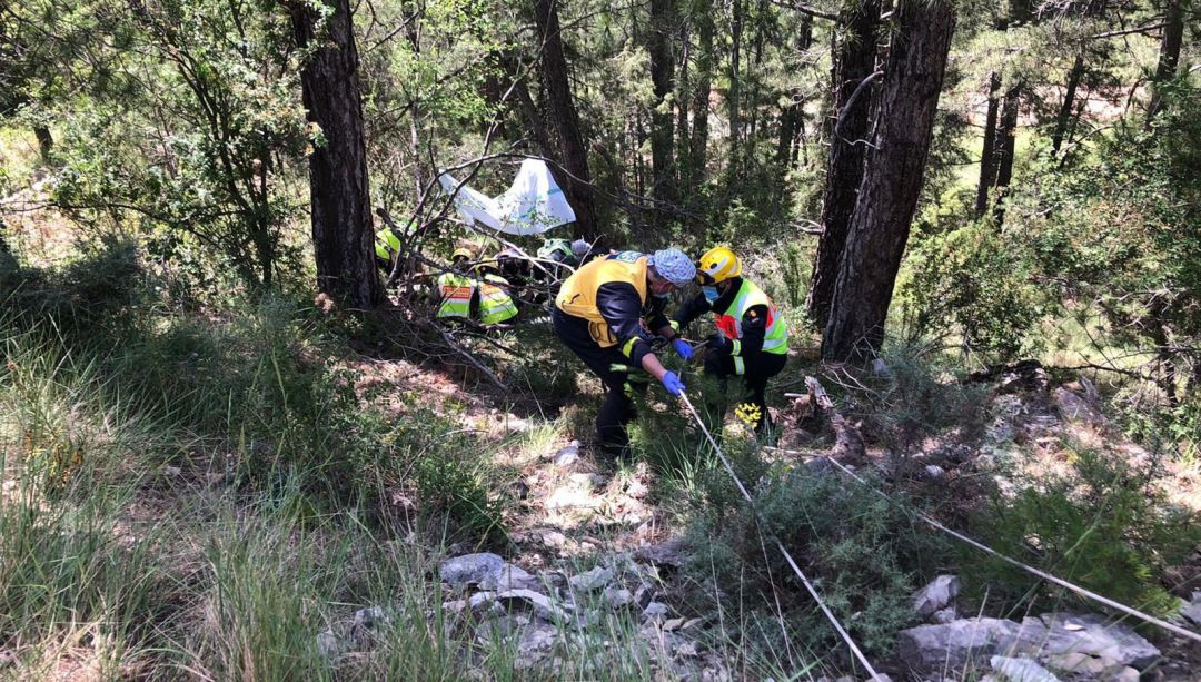 Rescate del motorista accidentado en Uña Rescate del motorista accidentado en Uña