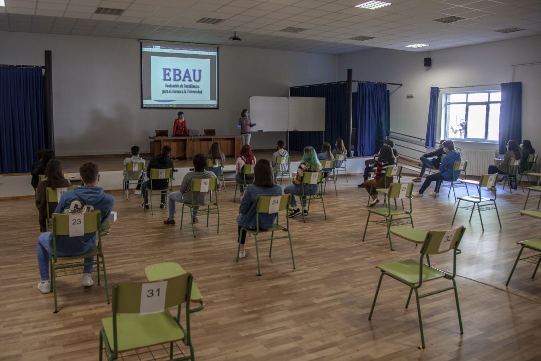 Varios alumnos preparando la EBAU en Asturias. Varios alumnos preparando la EBAU en Asturias.