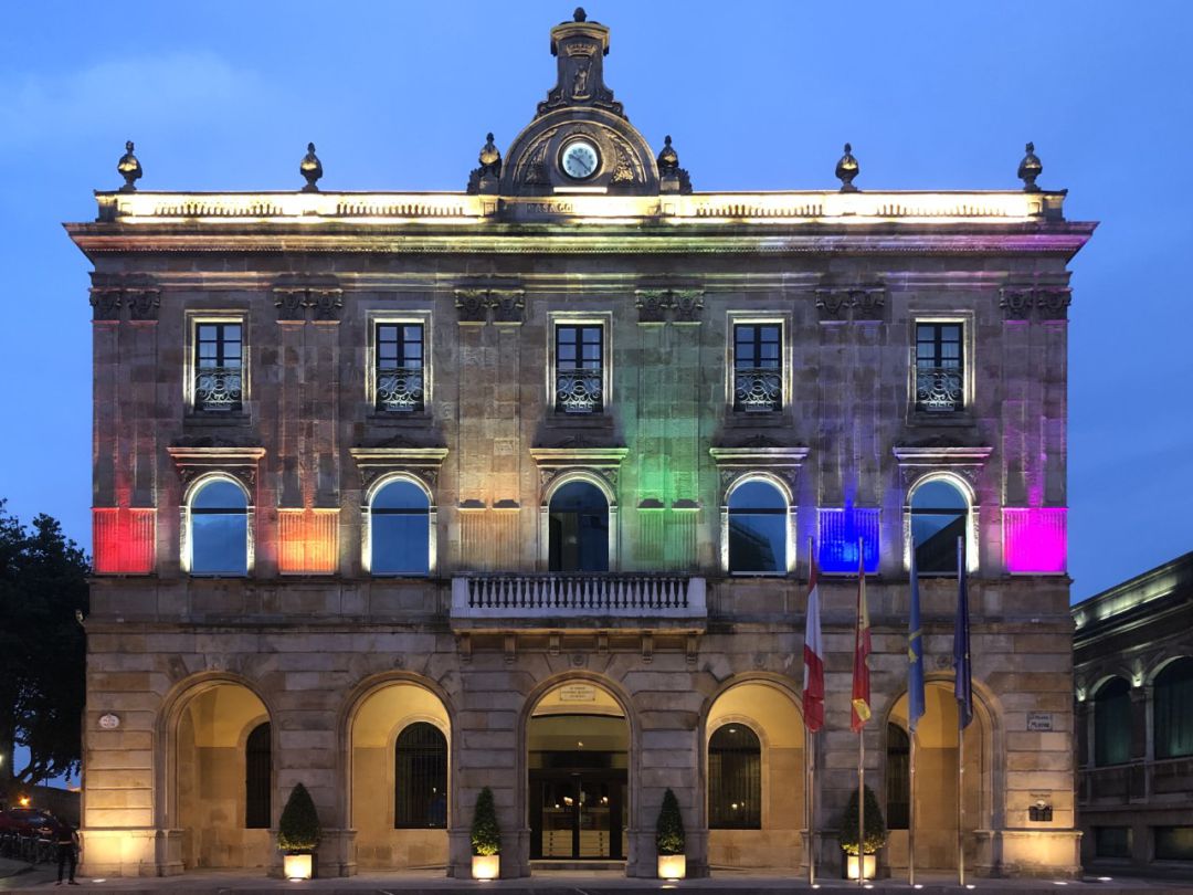 Ayuntamiento con los colores de la bandera LGTBI. Ayuntamiento con los colores de la bandera LGTBI.