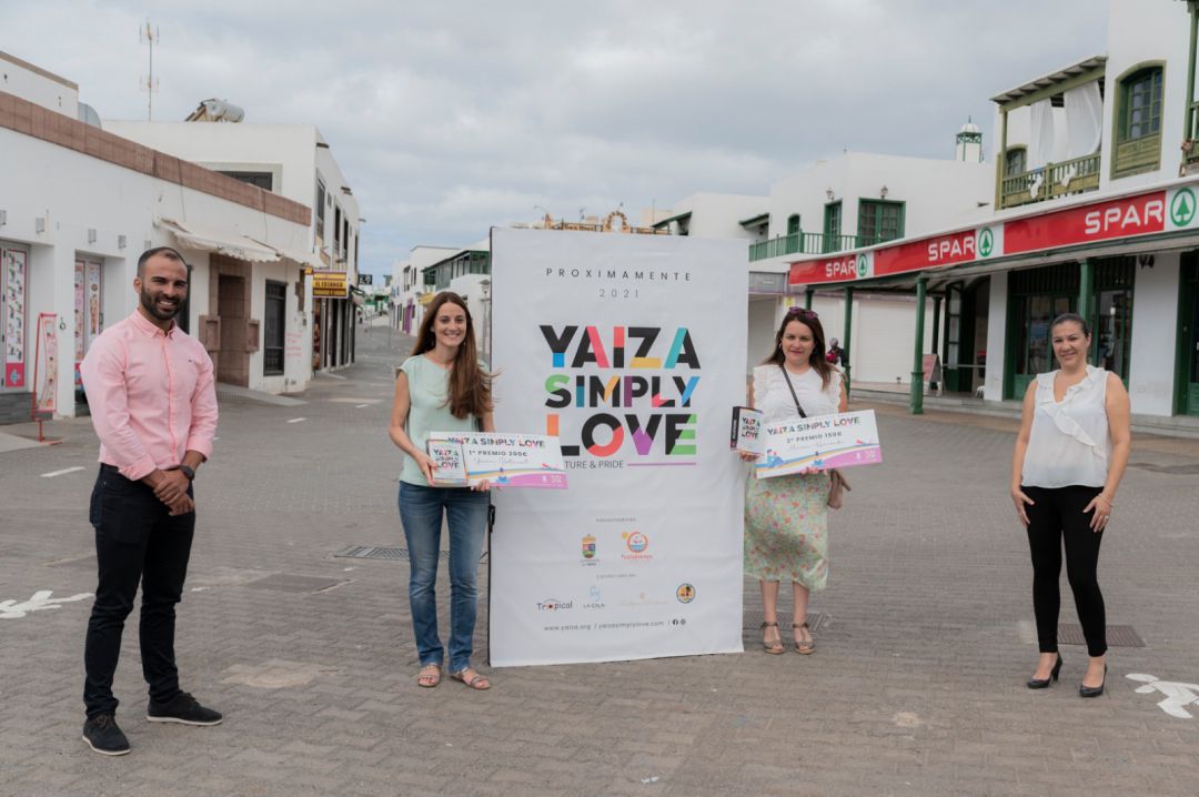 El concejal de Cultura e Igualdad, Daniel Medina, con las dos ganadoras. El concejal de Cultura e Igualdad, Daniel Medina, con las dos ganadoras.