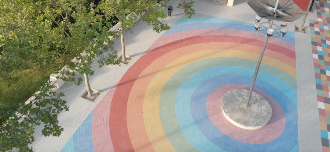 Plaza con los colores del arcoiris Plaza con los colores del arcoiris