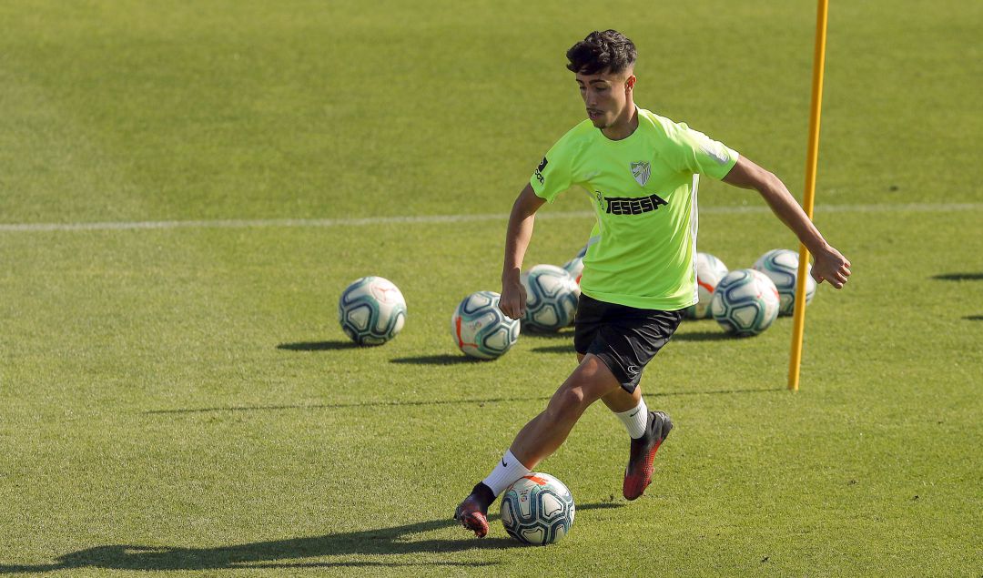 David Larrubia, conduciendo el balón en el entrenamiento del viernes David Larrubia, conduciendo el balón en el entrenamiento del viernes