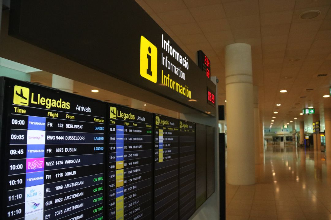 Pantalla on apareixen els vols d'arribada a l'aeroport de Barcelona Josep Tarradellas Pantalla on apareixen els vols d'arribada a l'aeroport de Barcelona Josep Tarradellas
