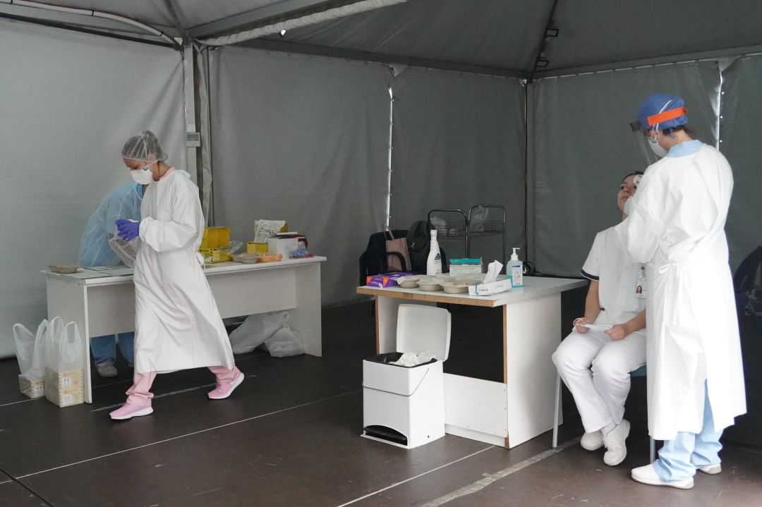 Trabajadores sanitarios realizan test de COVID-19 en la zona habilitada en el Hospital de Basurto en Bilbao. Trabajadores sanitarios realizan test de COVID-19 en la zona habilitada en el Hospital de Basurto en Bilbao.