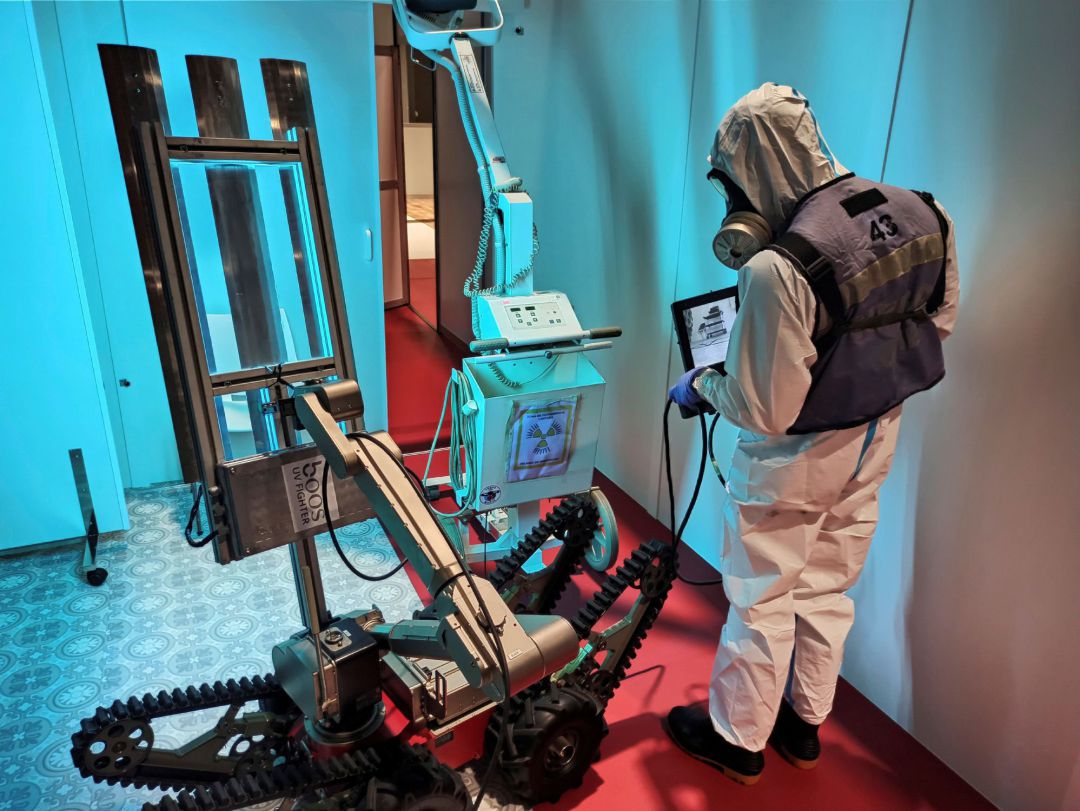 Un miembro de la unidad de la UME de Luis Rodríguez Lara desinfecta con el robot Teodor y un emisor de luz ultravioleta durante la pandemia. Un miembro de la unidad de la UME de Luis Rodríguez Lara desinfecta con el robot Teodor y un emisor de luz ultravioleta durante la pandemia.