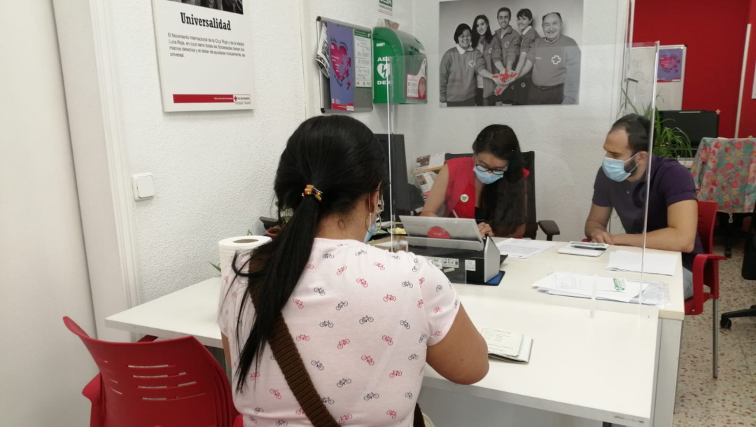 Una de las técnicos de Cruz Roja toma los datos a una de las solicitantes de la respuesta inmediata del plan Cruz Roja Responde que desde el comienzo de la pandemia a más de 2 millones de personas en todo el estado Una de las técnicos de Cruz Roja toma los datos a una de las solicitantes de la respuesta inmediata del plan Cruz Roja Responde que desde el comienzo de la pandemia a más de 2 millones de personas en todo el estado