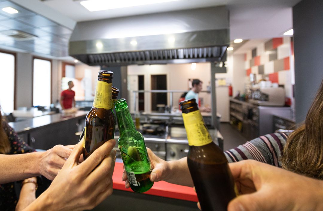 Varias personas brindan con botellas de cerveza en la sociedad gastronómica Larragorri en Vitoria-Gasteiz. Varias personas brindan con botellas de cerveza en la sociedad gastronómica Larragorri en Vitoria-Gasteiz.