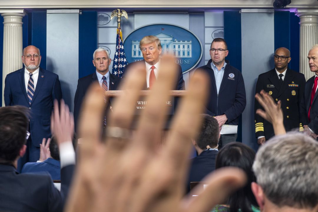 Robert Redfield, director de los CDC, a la izquierda de Mike Pence y Trump en una comparecencia en la Casa Blanca Robert Redfield, director de los CDC, a la izquierda de Mike Pence y Trump en una comparecencia en la Casa Blanca