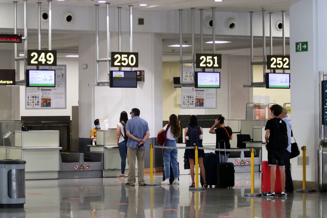 Salida de turistas y residentes al aeropuerto Pablo Ruiz Picasso, en Málaga Salida de turistas y residentes al aeropuerto Pablo Ruiz Picasso, en Málaga