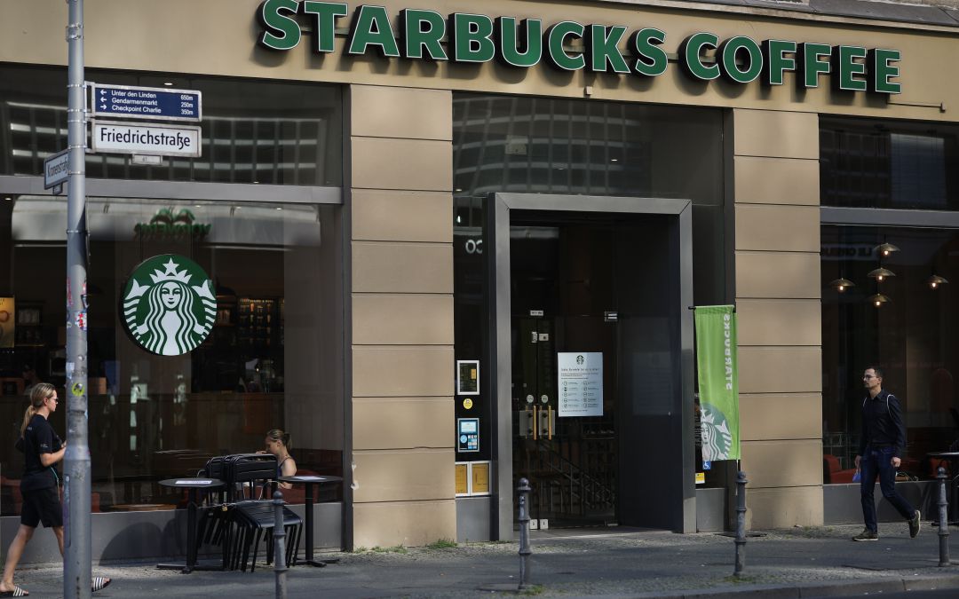 Imagen de archivo de un Starbucks. Imagen de archivo de un Starbucks.