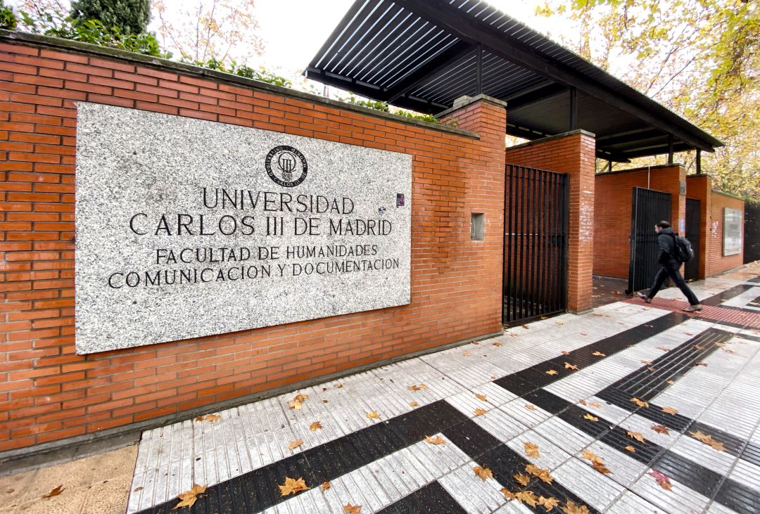 Un alumno entra en la facultad de humanidades, comunicación y documentación de la Universidad Carlos III de Madrid Un alumno entra en la facultad de humanidades, comunicación y documentación de la Universidad Carlos III de Madrid