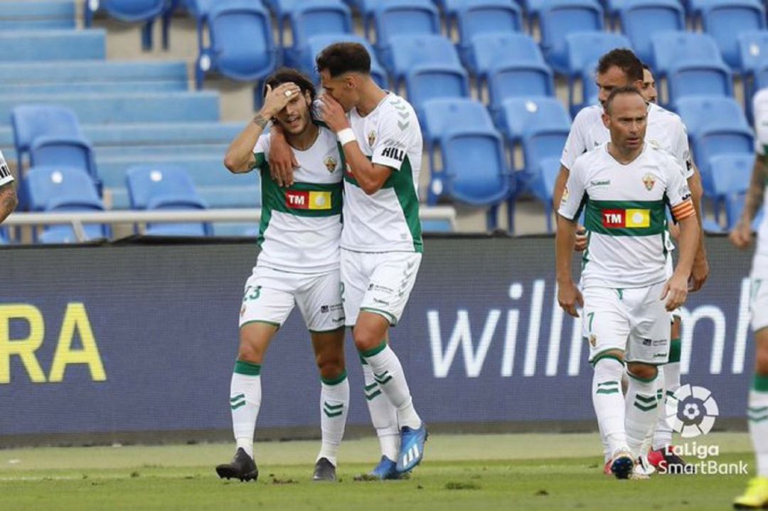 Los jugadores del Elche felicitan a Juan Cruz tras su gol en Las Palmas Los jugadores del Elche felicitan a Juan Cruz tras su gol en Las Palmas
