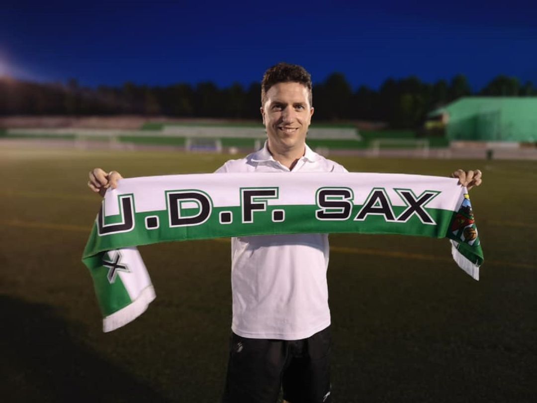 Edu Fernández seguirá en el banquillo de la U. D. Sax Edu Fernández seguirá en el banquillo de la U. D. Sax