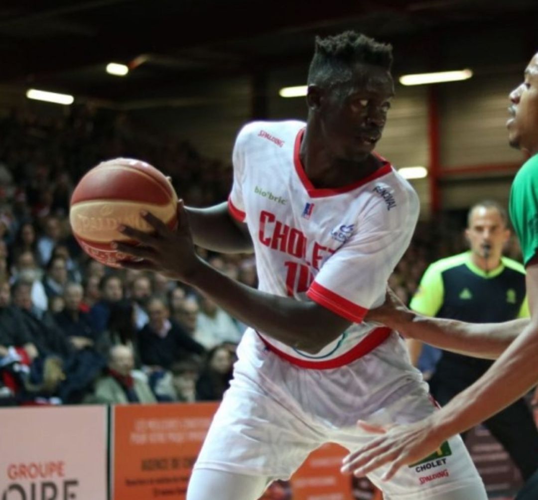 Peter Jok con el balón en su etapa en el Cholet Peter Jok con el balón en su etapa en el Cholet
