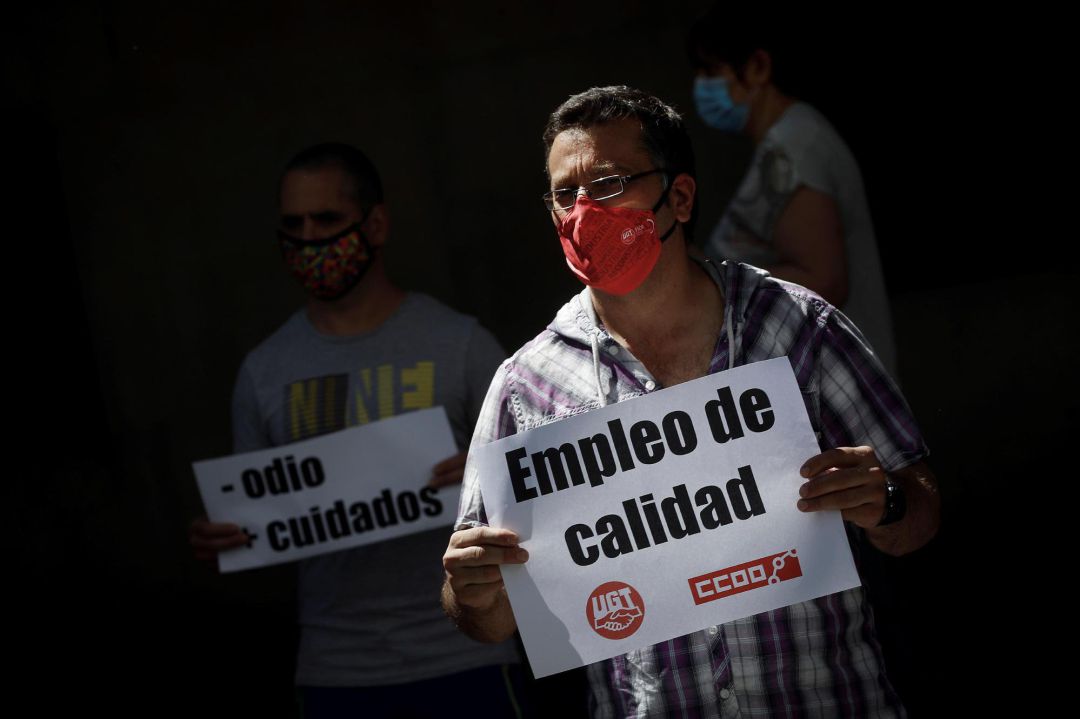 Los sindicatos UGT y CCOO, junto a diversos colectivos sociales y culturales de Navarra, han formado este sábado una cadena humana en Pamplona Los sindicatos UGT y CCOO, junto a diversos colectivos sociales y culturales de Navarra, han formado este sábado una cadena humana en Pamplona