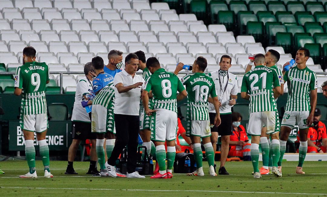 Alexis Trujillo, entrenador del Betis, dando instrucciones a sus jugadores durante el partido ante el Español.
Alexis Trujillo, entrenador del Betis, dando instrucciones a sus jugadores durante el partido ante el Español.