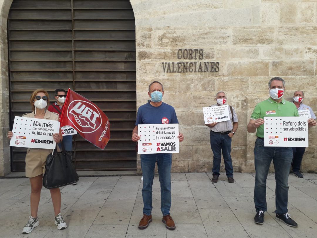 Los principales sindicatos valencianos se concentran ante Les Corts para reivindicar consenso en la política para buscar soluciones a la nueva crisis Los principales sindicatos valencianos se concentran ante Les Corts para reivindicar consenso en la política para buscar soluciones a la nueva crisis