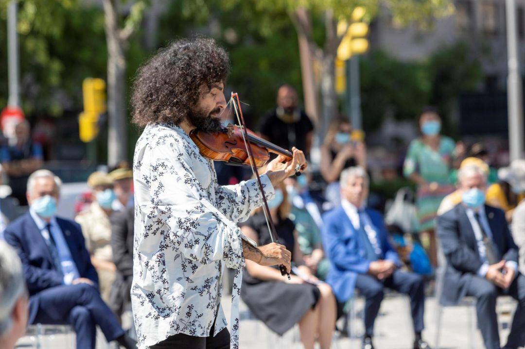 El violinista Ara Malikian, en un momento del acto de recuerdo de "los que nos faltan" a causa de la covid-19, en homenaje a los fallecidos durante la pandemia este sábado en Zaragoza El violinista Ara Malikian, en un momento del acto de recuerdo de "los que nos faltan" a causa de la covid-19, en homenaje a los fallecidos durante la pandemia este sábado en Zaragoza