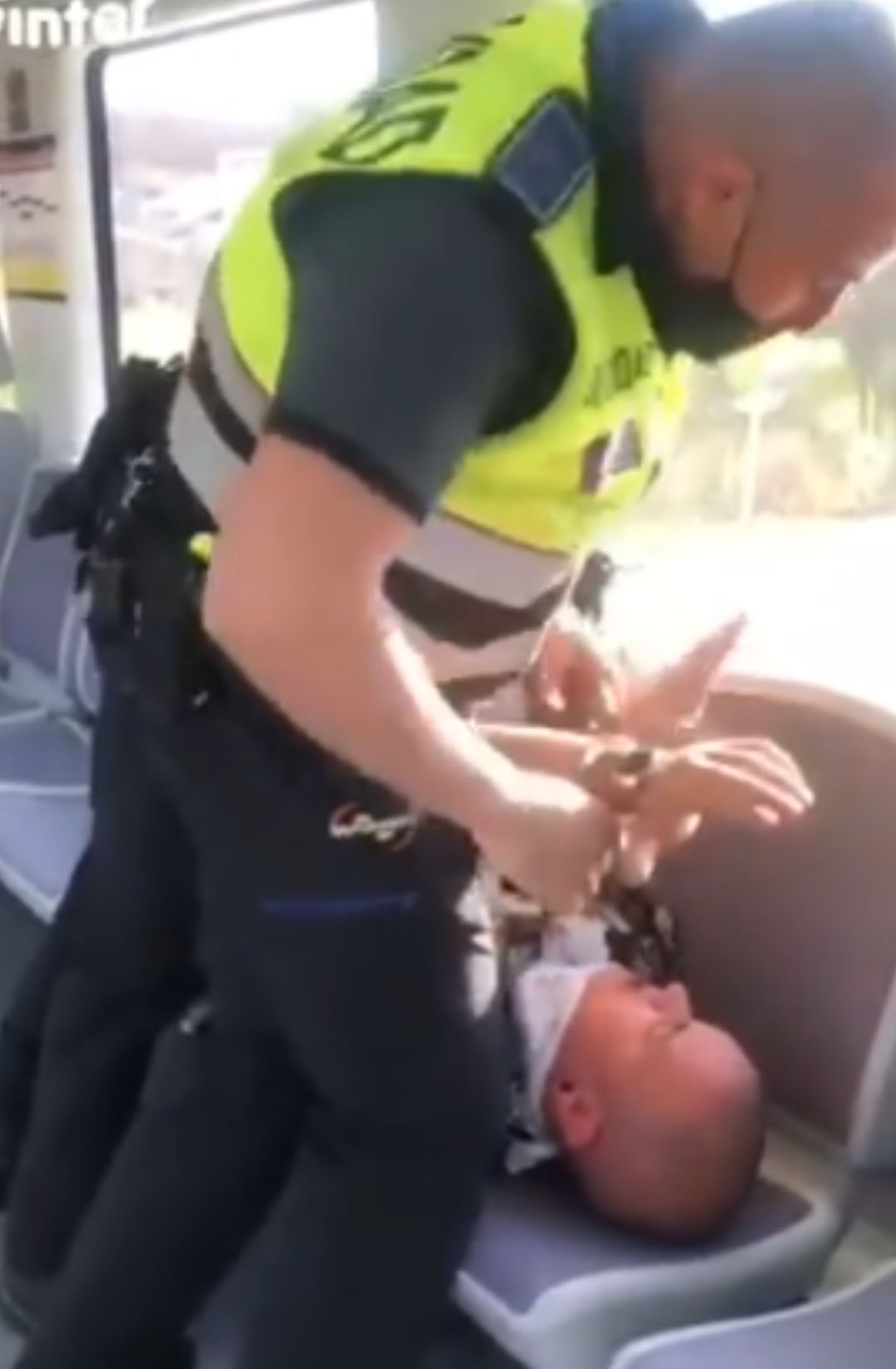 Personal de seguridad de Renfe inmoviliza a un hombre que no llevaba mascarilla. Personal de seguridad de Renfe inmoviliza a un hombre que no llevaba mascarilla.