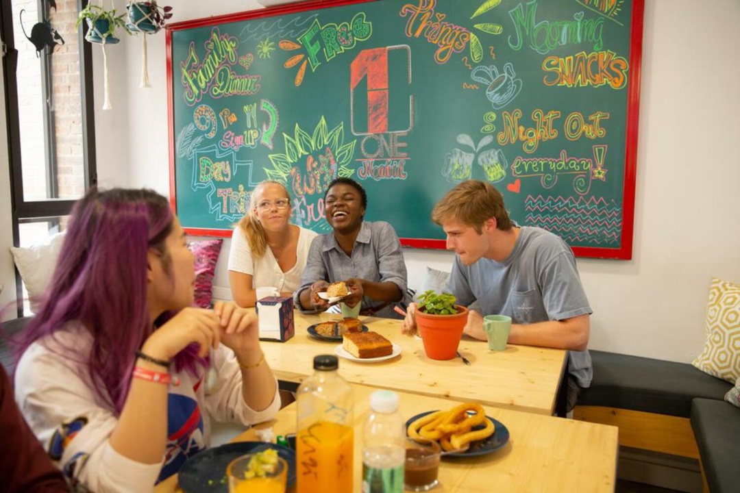 Varios jóvenes comparten comida en el Hostel One de Madrid Varios jóvenes comparten comida en el Hostel One de Madrid