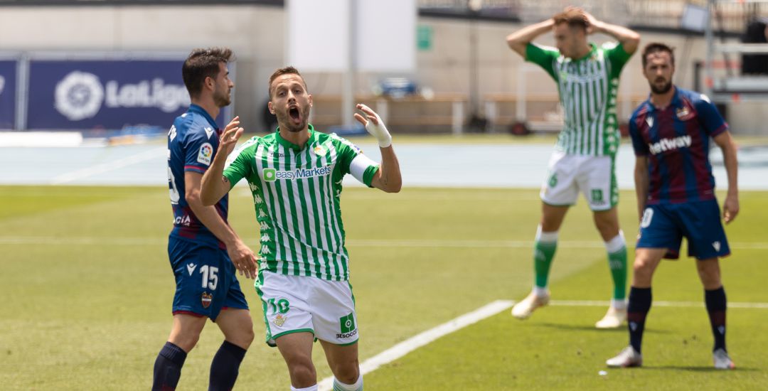 Canales se desespera tras una ocasión fallada Canales se desespera tras una ocasión fallada