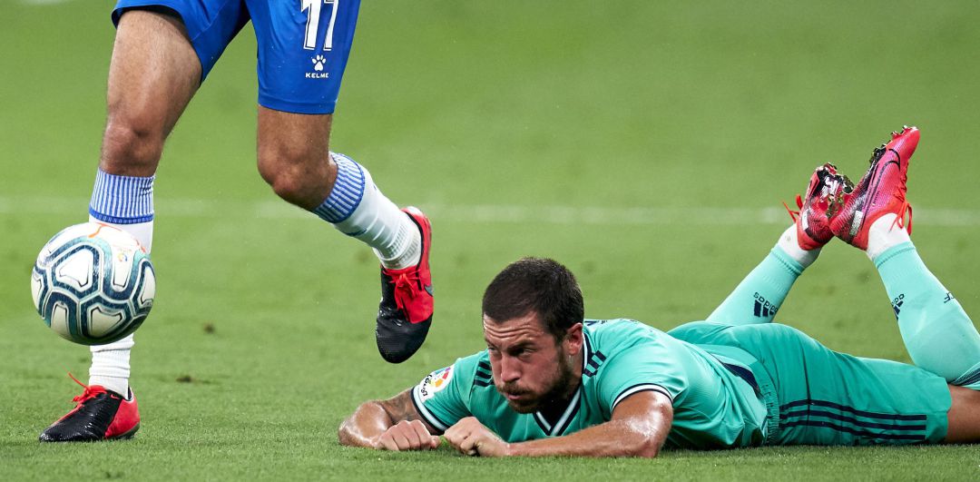 Eden Hazard se va al suelo tras un lance con Dídac Vilá Eden Hazard se va al suelo tras un lance con Dídac Vilá