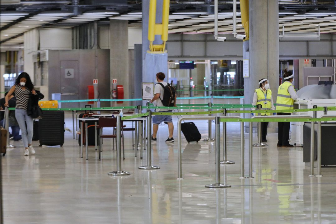 Pasajeros procedentes de Londres caminan entre los pasillos delimitados, antes de rellenar un formulario, a su llegada al Aeropuerto de Madrid-Barajas Adolfo Suárez Pasajeros procedentes de Londres caminan entre los pasillos delimitados, antes de rellenar un formulario, a su llegada al Aeropuerto de Madrid-Barajas Adolfo Suárez