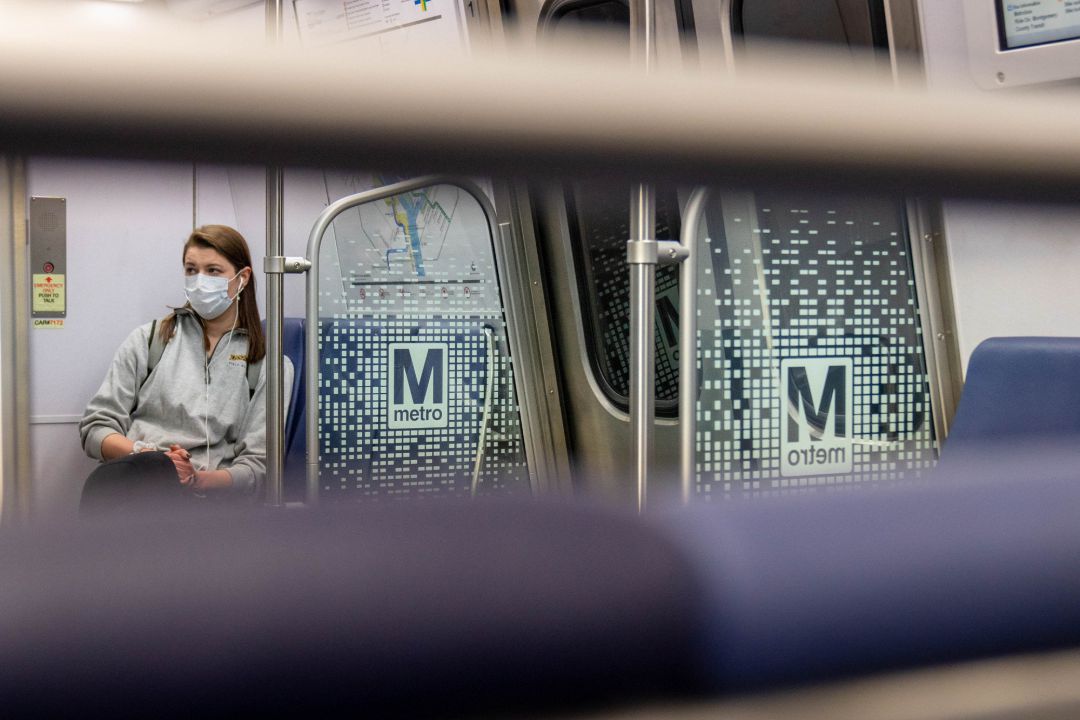 Una mujer con mascarilla por el coronavirus en el metro de Washington. Una mujer con mascarilla por el coronavirus en el metro de Washington.