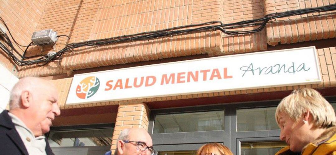 Miembros de la junta directiva a la entrada de la sede Miembros de la junta directiva a la entrada de la sede