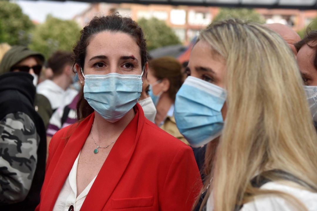 La diputada de Vox Rocío de Meer (i) durante un mitin de la campaña para las próximas elecciones vascas que se ha celebrado en Sestao y en el que ha sido objeto de lanzamientos de distintos objetos por parte de grupos antifascistas lo que le ha causado una brecha en la cabeza La diputada de Vox Rocío de Meer (i) durante un mitin de la campaña para las próximas elecciones vascas que se ha celebrado en Sestao y en el que ha sido objeto de lanzamientos de distintos objetos por parte de grupos antifascistas lo que le ha causado una brecha en la cabeza