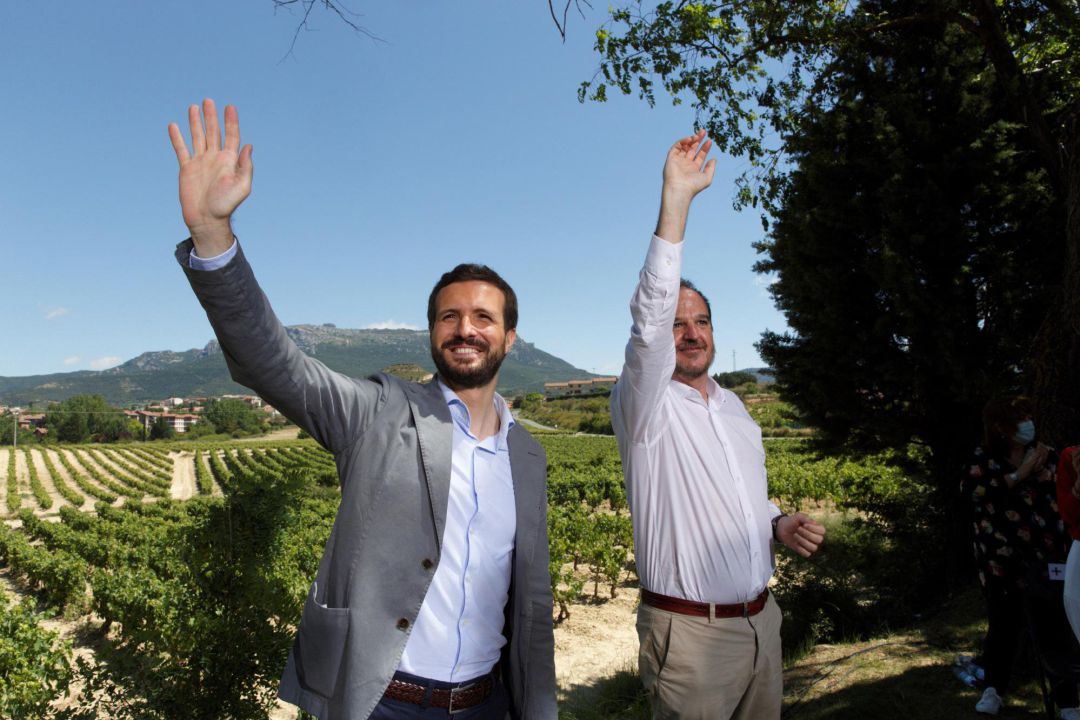 El presidente del PP, Pablo Casado, y el candidato a lehendakari, Carlos Iturgaiz, durante el acto electoral que la coalición de su partido con Ciudadanos ha celebrado este domingo en la localidad riojanoalavesa de Labastida El presidente del PP, Pablo Casado, y el candidato a lehendakari, Carlos Iturgaiz, durante el acto electoral que la coalición de su partido con Ciudadanos ha celebrado este domingo en la localidad riojanoalavesa de Labastida