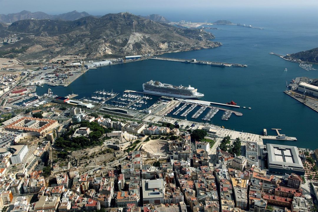 Vista aérea del puerto de Cartagena . Vista aérea del puerto de Cartagena .