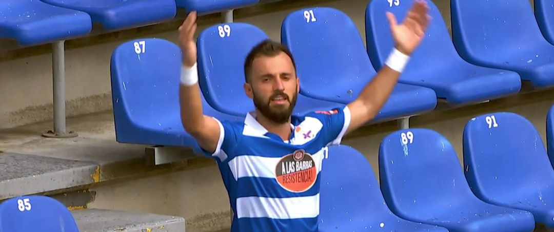 Çolak celebra el gol en la grada Çolak celebra el gol en la grada