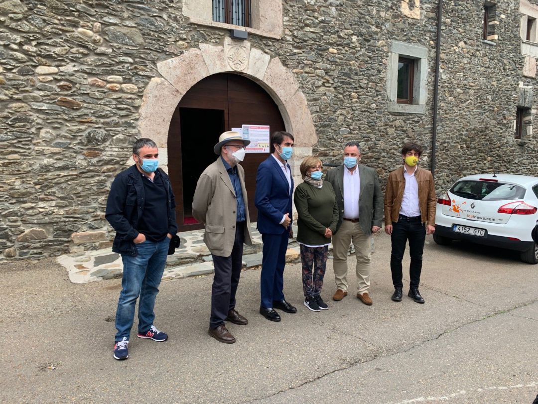 El consejero de Medio Ambiente visitaba este fin de semana la Casona de Murias de Paredes El consejero de Medio Ambiente visitaba este fin de semana la Casona de Murias de Paredes