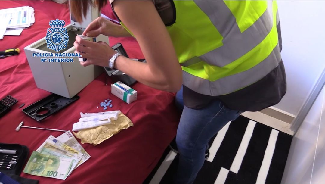 La Policía Nacional desmantela la infraestructura de las principales web dedicadas a la venta y distribución ilegal de medicamentos en España La Policía Nacional desmantela la infraestructura de las principales web dedicadas a la venta y distribución ilegal de medicamentos en España